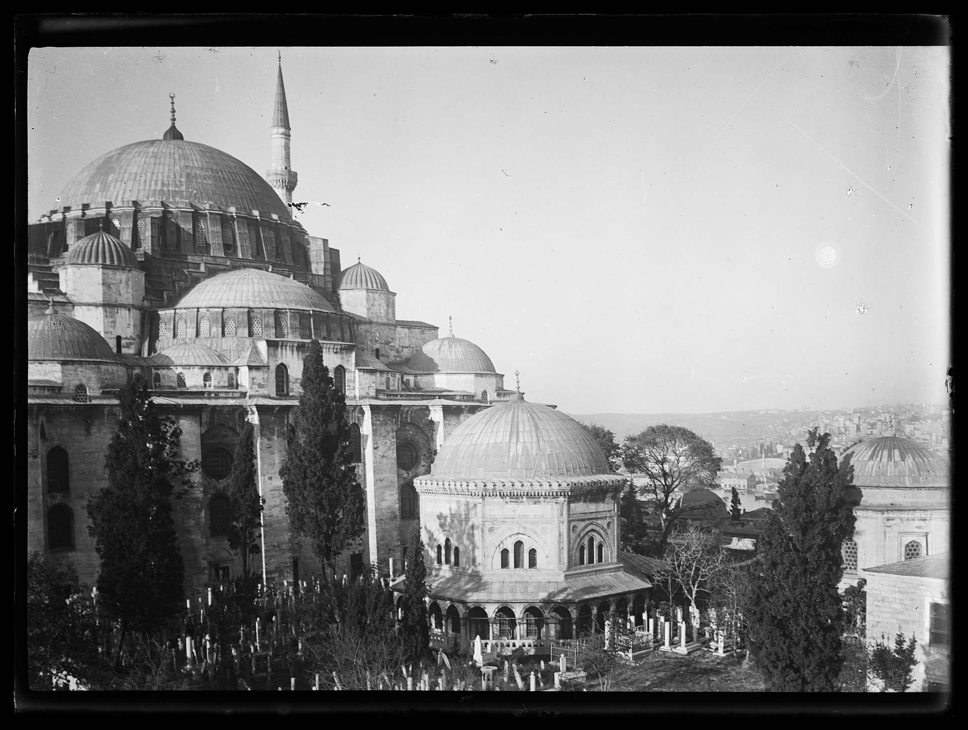 Arrière de la mosquée avec le tombeau de Soliman (au centre) et celui de Roxelane (à droite)